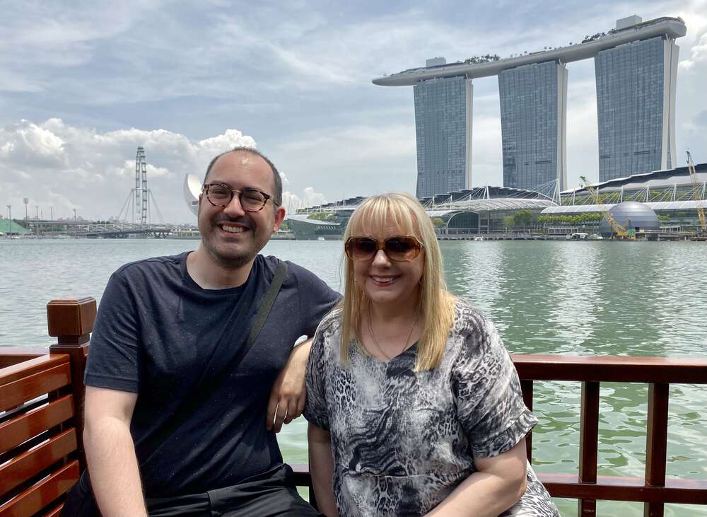 Zarino and Julijana with the Marina Bay Sands hotel in the background, which looks like a long boat perched on top of three skyscrapers